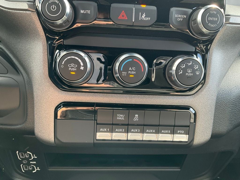 2025 RAM Ram 3500 Chassis Cab RAM 3500 TRADESMAN CREW CAB CHASSIS 4X4 60' CA