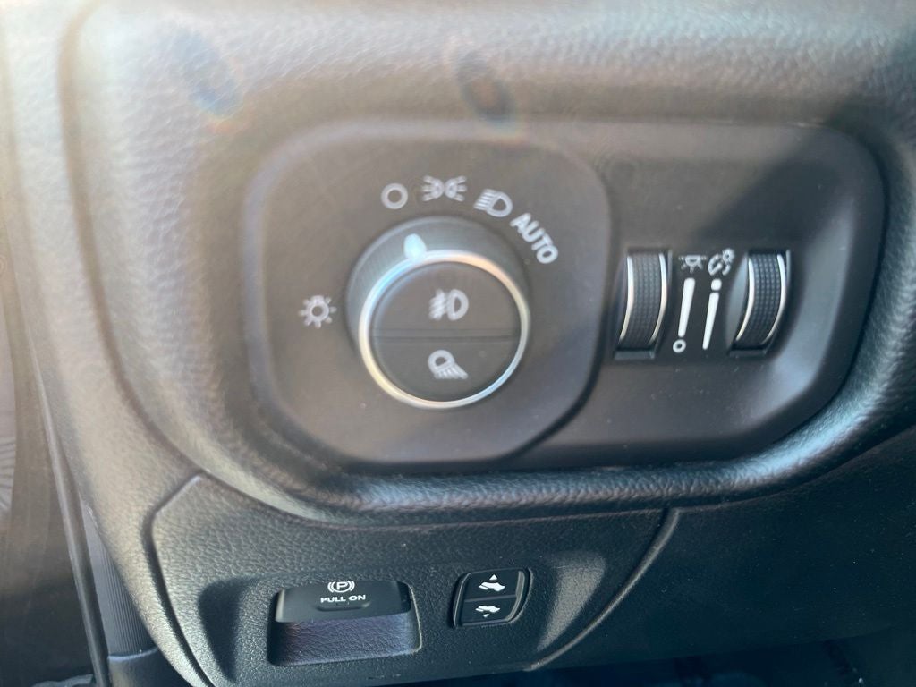 2019 RAM 1500 Laramie Crew Cab 4x4 5'7' Box