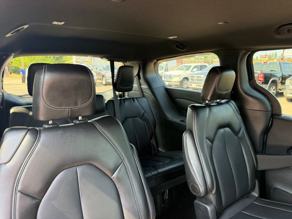 2025 Chrysler Pacifica Select